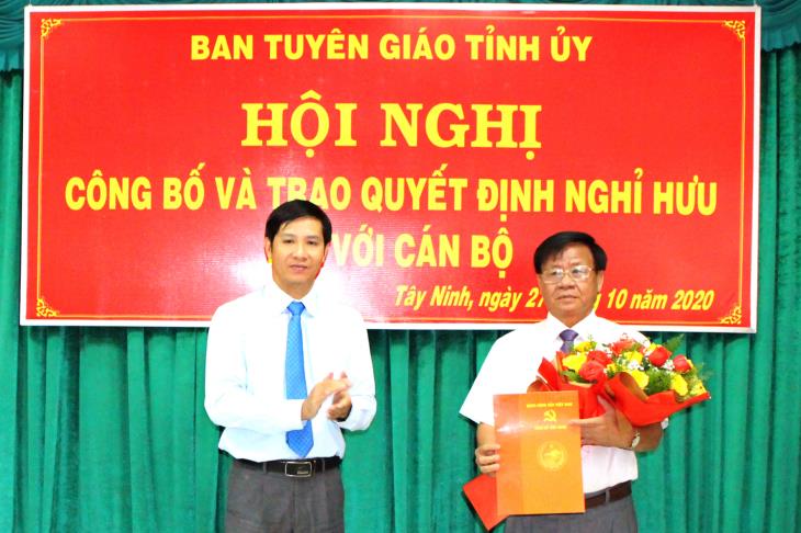 Công bố và trao quyết định nghỉ hưu cho Trưởng Ban Tuyên giáo Tỉnh uỷ